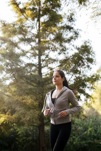 Mooie vrouw joggen in de natuur — Stockfoto