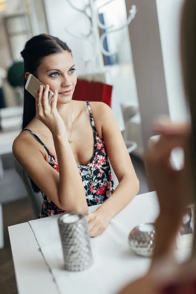 Nő használ okostelefon kávézóban — Stock Fotó