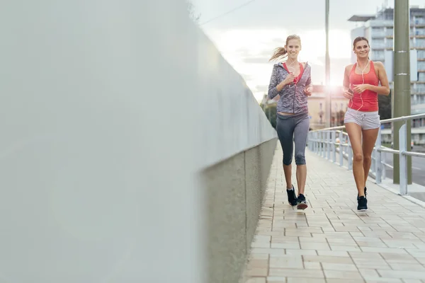 Açık havada çalışan aktif kadın joggers — Stok fotoğraf