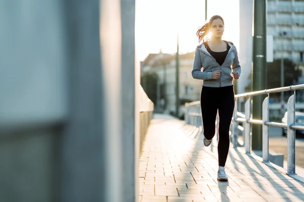 Sportieve vrouw joggen in stad — Stockfoto