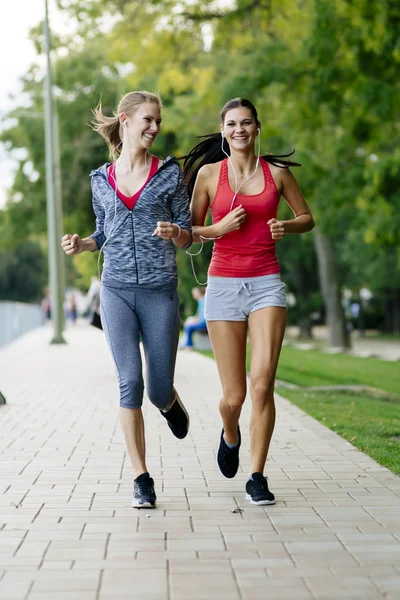 Dvě ženy, běhání v parku — Stock fotografie