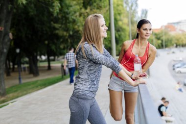 İki kadın koşu önce germe