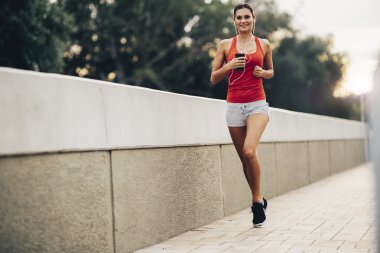 Şehirde koşu kadın