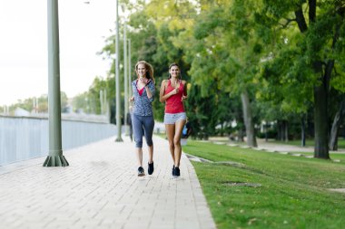 İki kadın parkta koşu