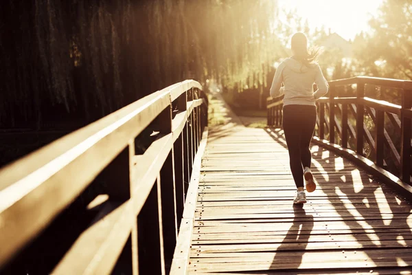 Vrouwelijke jogger uitoefening van buiten — Stockfoto