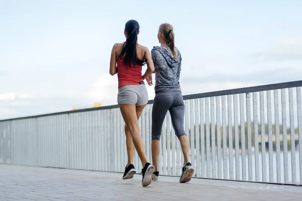Ženy cvičení o běhání v městě — Stock fotografie