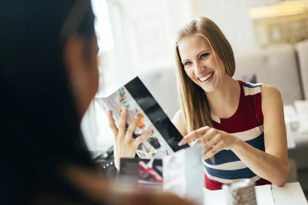 Donne che guardano il menu nel ristorante — Foto Stock