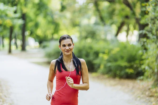 Mooie jonge jogger in park — Stockfoto