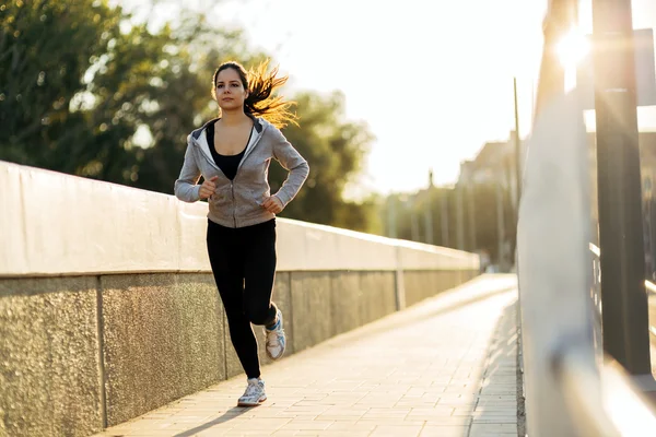 Linda jogging feminino na cidade — Fotografia de Stock