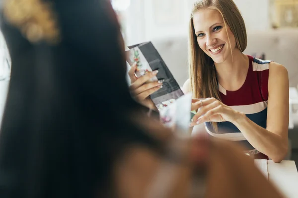 Frauen schauen sich Speisekarte im Restaurant an — Stockfoto