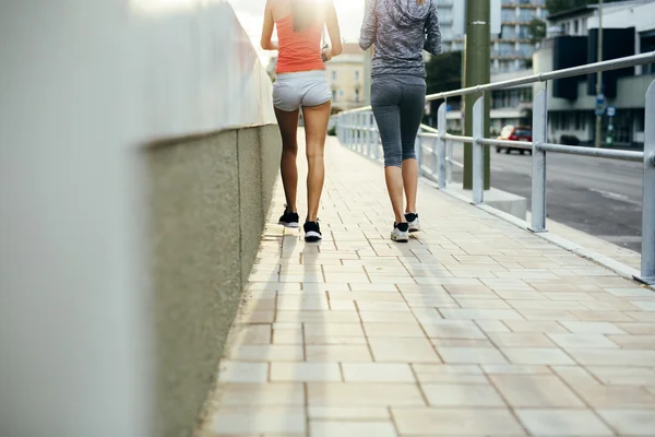 Frauen joggen in der Dämmerung in der Stadt — Stockfoto