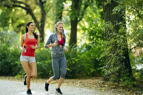 Mulheres esportivas correndo no parque — Fotografia de Stock