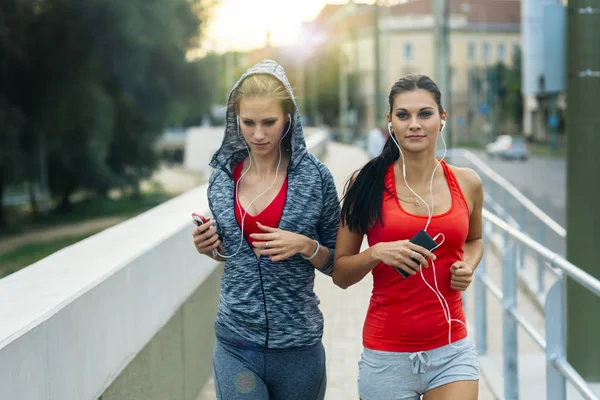 Jogadores femininos ativos correndo ao ar livre — Fotografia de Stock