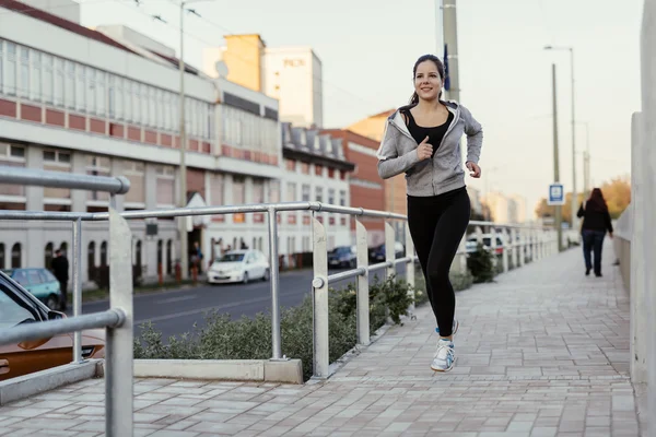 Linda jogging feminino na cidade — Fotografia de Stock