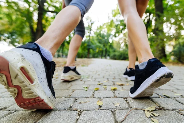 Kvinnliga fötter medan joggning — Stockfoto