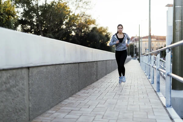 Woman running in city — Stock Photo, Image