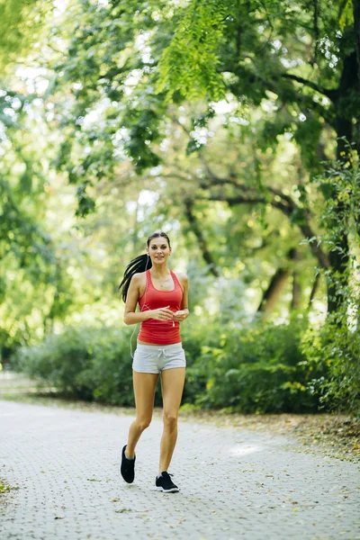 Giovane bella atleta che fa jogging nel parco — Foto Stock