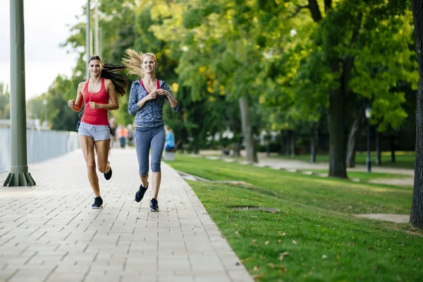 Dwie kobiety jogging w parku — Zdjęcie stockowe