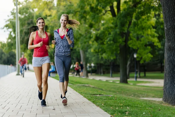 Due donne che fanno jogging nel parco — Foto Stock