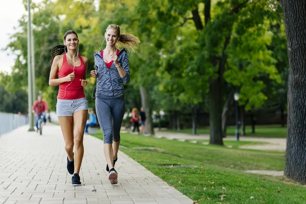 Deux femmes jogging dans le parc — Photo