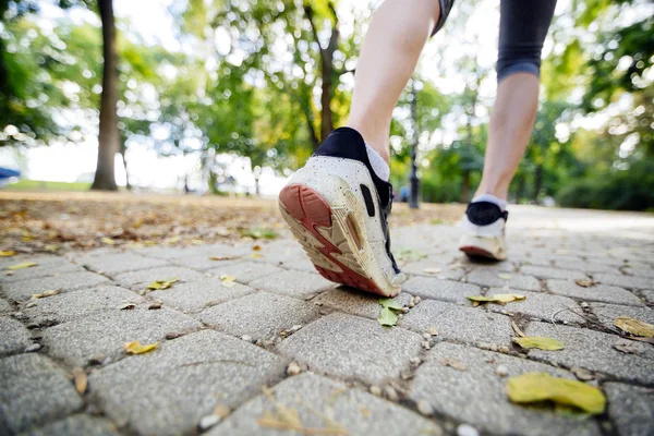 Kvinnor joggar i parken — Stockfoto