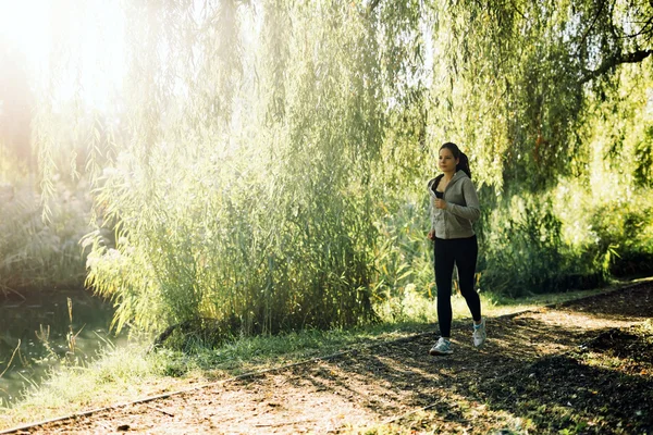 Ragazza sportiva che fa jogging nella natura — Foto Stock