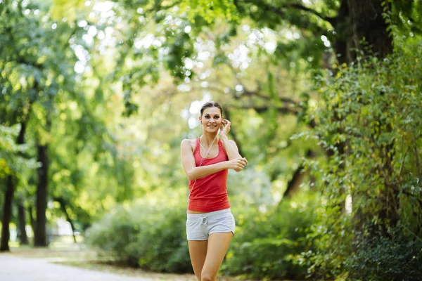 Güzel genç jogger Park — Stok fotoğraf