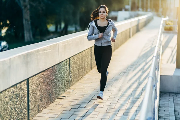 Sportif kadın şehirde koşu — Stok fotoğraf