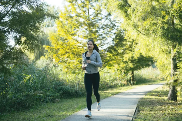 Femeie care aleargă în parc — Fotografie, imagine de stoc