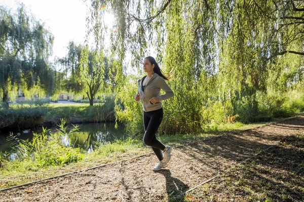 Fit mulher correndo na natureza — Fotografia de Stock