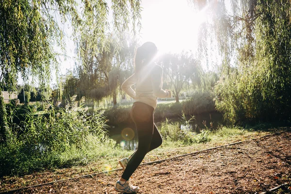 Mooie vrouw joggen in de natuur — Stockfoto