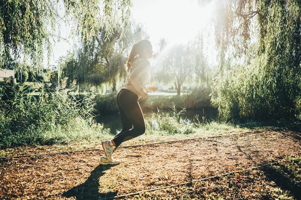 Красивая женщина бегает в парке — стоковое фото