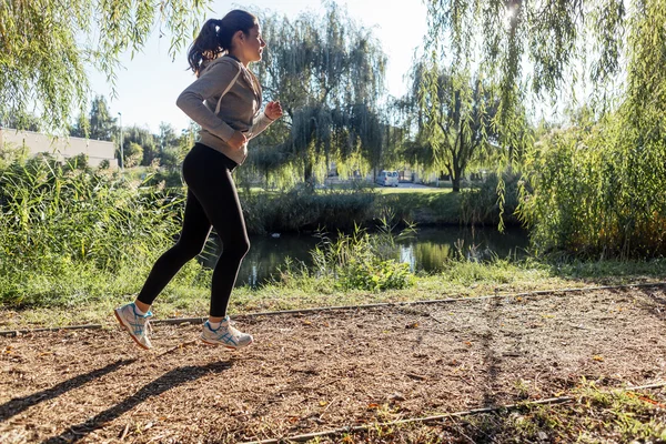 Schöne Frau beim Joggen in der Natur — Stockfoto