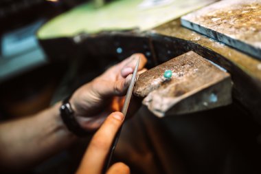 Yüzüğü çalışan kuyumcu