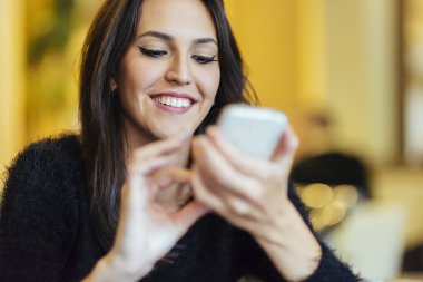 Cep telefonu kullanan güzel bir kadın.