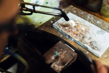 Kuyumcu tarafından tamir ediliyor halka