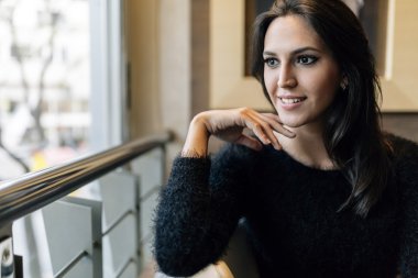 Dalgın güzel esmer