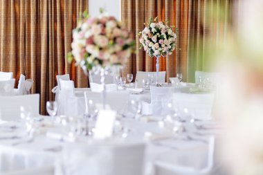 Güzel düğün tablolar ve gül