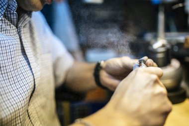 Çalışmaları sırasında uçuşan toz parçacıkları