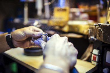 Çalışmaları sırasında uçuşan toz parçacıkları