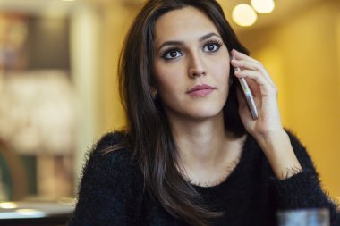 Cep telefonu kullanan güzel bir kadın.