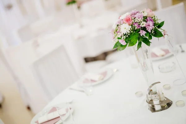 Esküvő dekoráció virágokkal — Stock Fotó