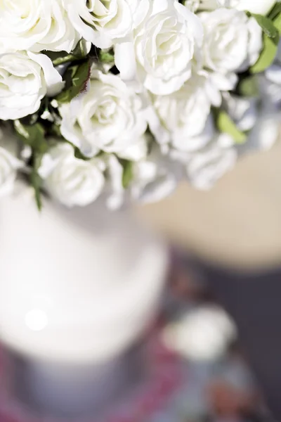 Belle décoration de mariage avec des roses — Photo