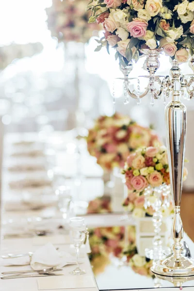 Belles tables de mariage et roses — Photo