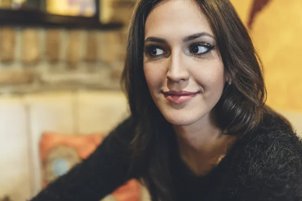 Mulher bonita com cabelo escuro — Fotografia de Stock