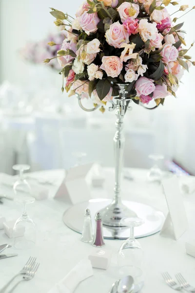 Όμορφη διακόσμηση για το τραπέζι του γάμου — Φωτογραφία Αρχείου
