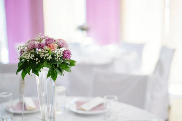 Decoração de casamento com flores em vaso — Fotografia de Stock