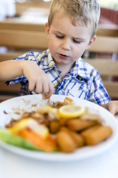 Niedliches Kind isst allein — Stockfoto