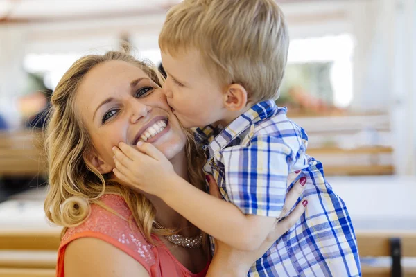 Niedliches Kind küsst Mutter — Stockfoto