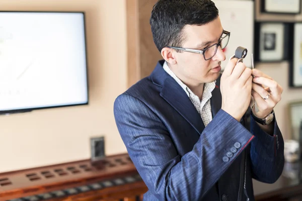 Joyero examinando el diamante a través de loupe — Foto de Stock